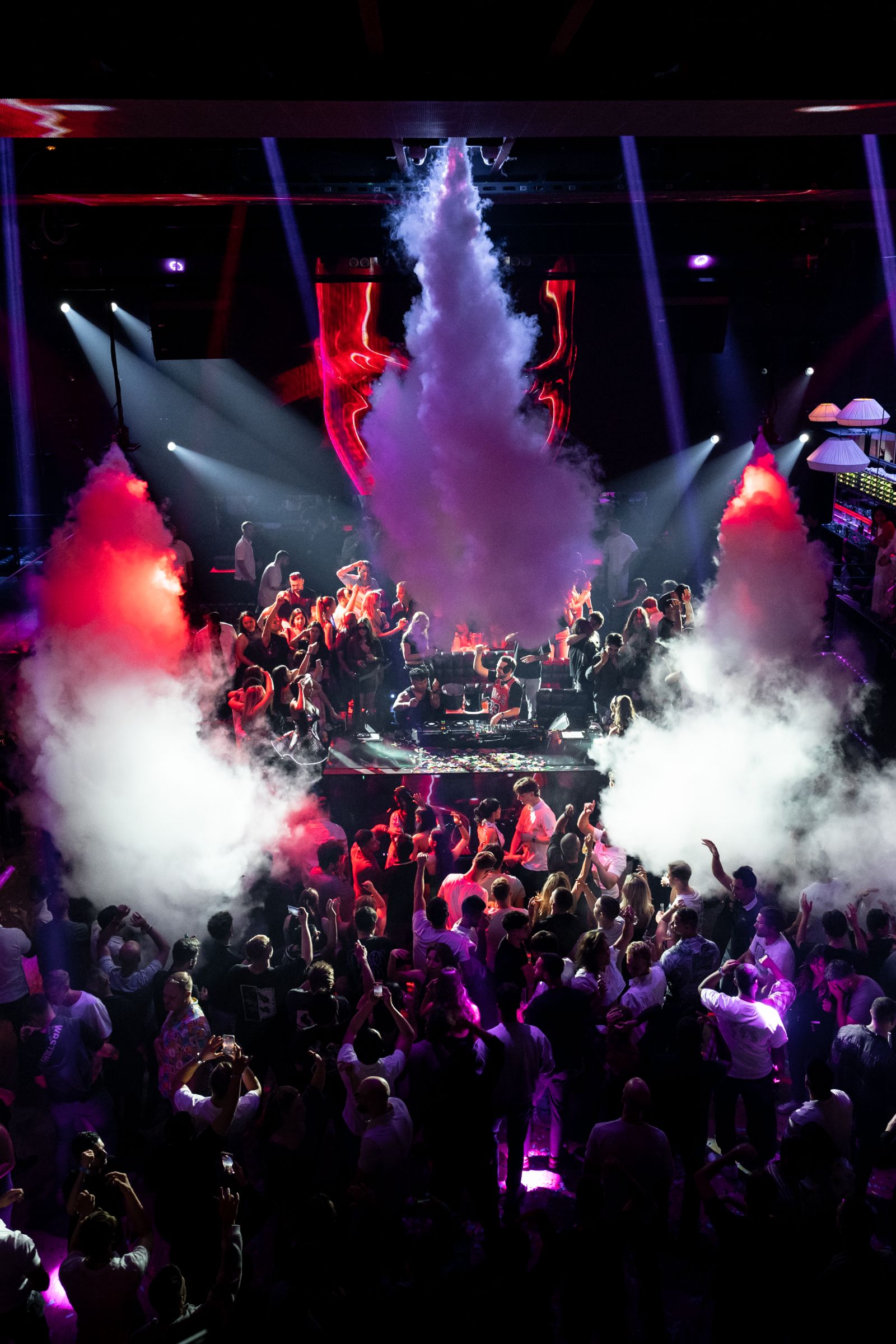 Kriss Reeve playing to a packed club under CO2 jets